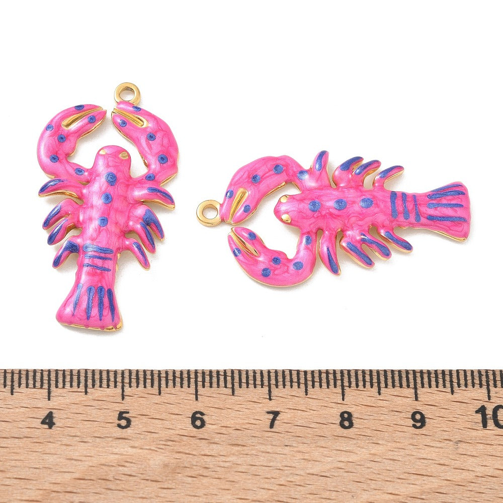 Vedhæng formet som reje med fuchsia emalje, forgyldt stål, 39 mm – billede 3