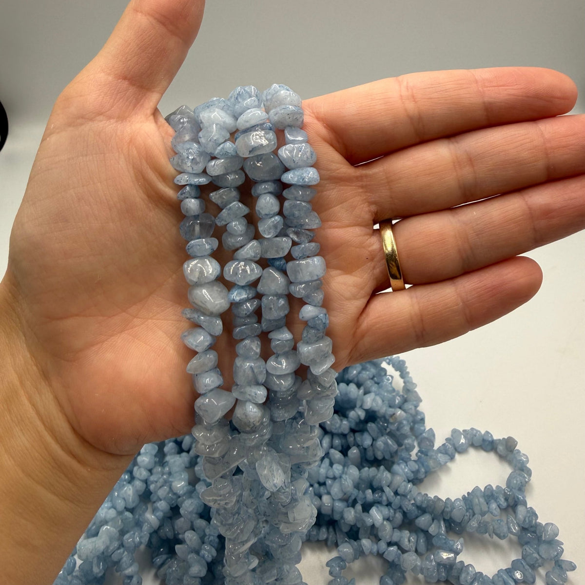 Akvamarin – Blå Nuggets (4–12mm), 82cm - Uniq Perler - 0000008442
