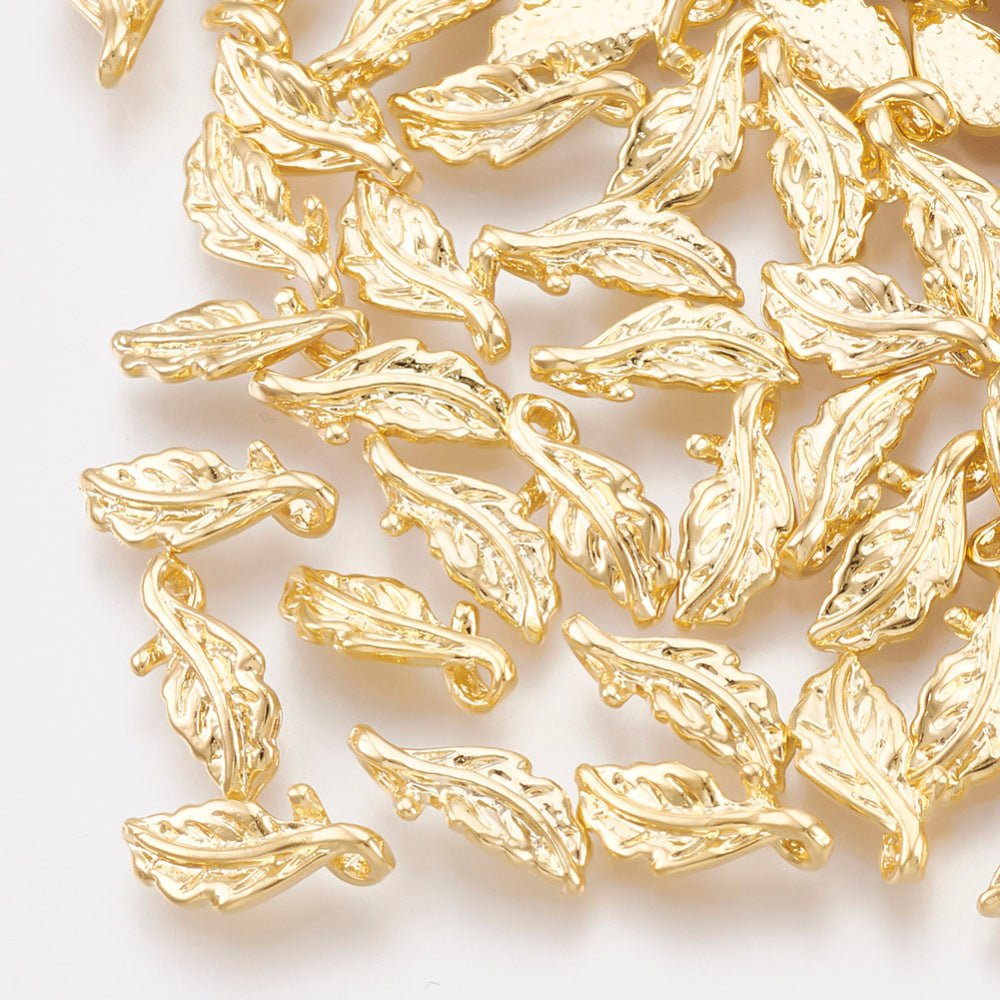 Blad Vedhæng – 18K Forgyldt Messing (11x5mm) 8 stk. - Uniq Perler -