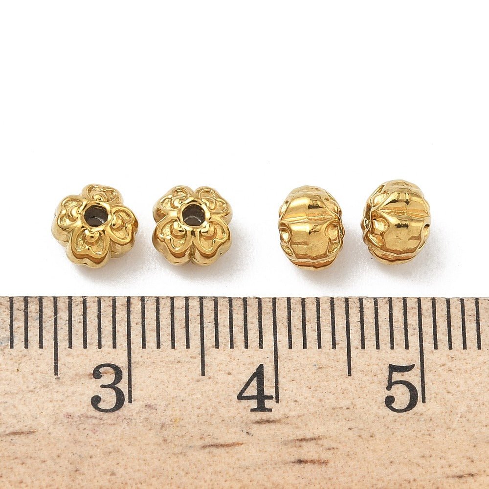 Blomst Perler i Forgyldt Stål – (6mm, 6 stk) - Uniq Perler -