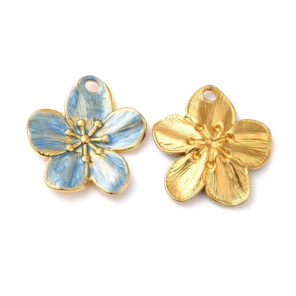 Blomster Vedhæng Med Emalje – 18K Forgyldt Stål, Lyseblå (24,5x22,5x2,5mm) - Uniq Perler - 122875