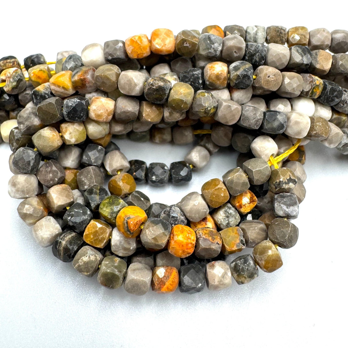 Bumblebee Jaspis – Kubeformet Perler (4x4 mm) - Uniq Perler - 84578945