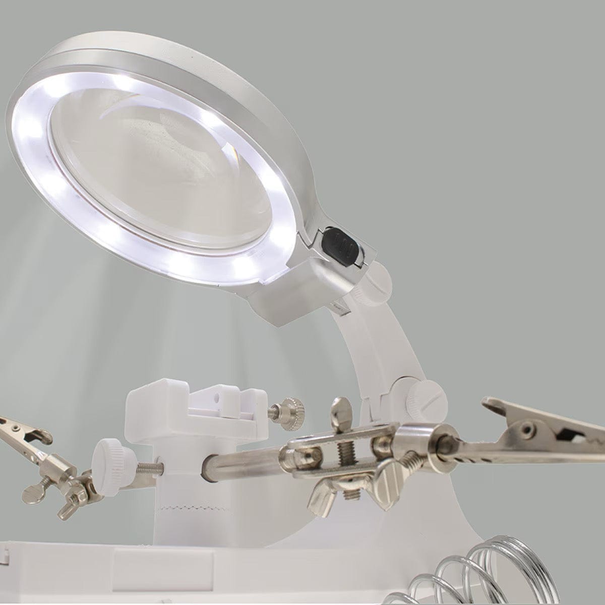 Den 3. Hånd Med Lup, LED Lys og Værktøjsholder (85x210x170mm) - Uniq Perler - 115581