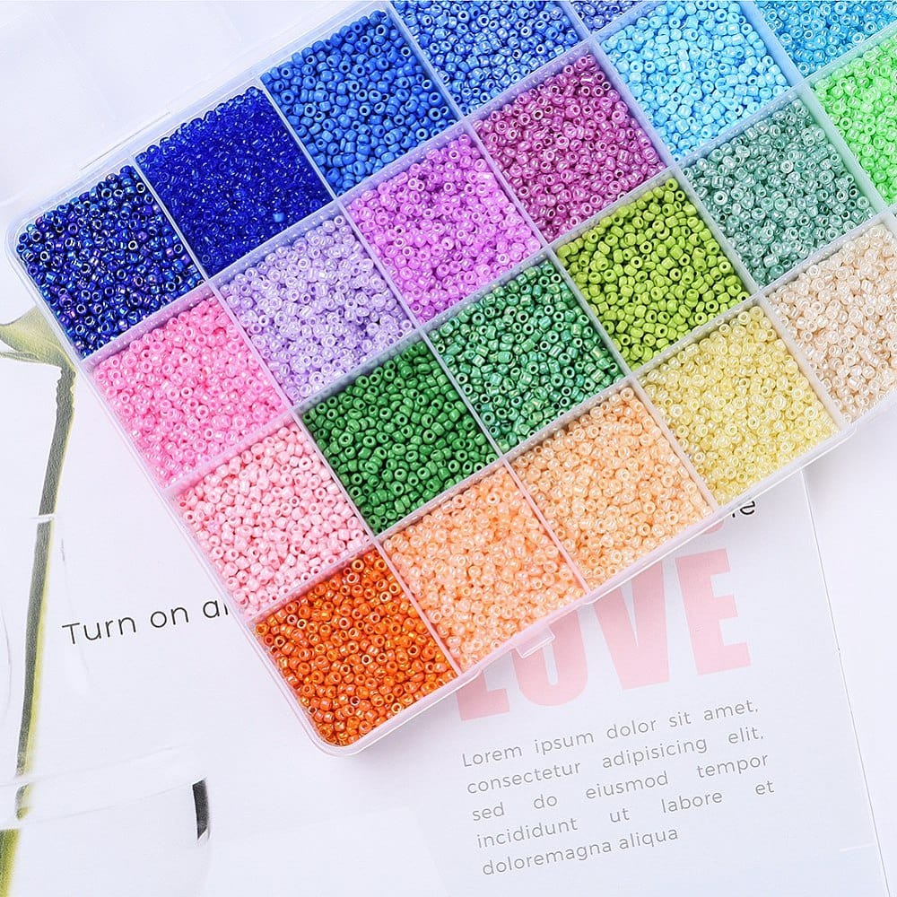 DIY Smykkesæt – 24 Farver Seed Beads, Elastik, Saks & Nåle, 2mm - Uniq Perler - 0001489161