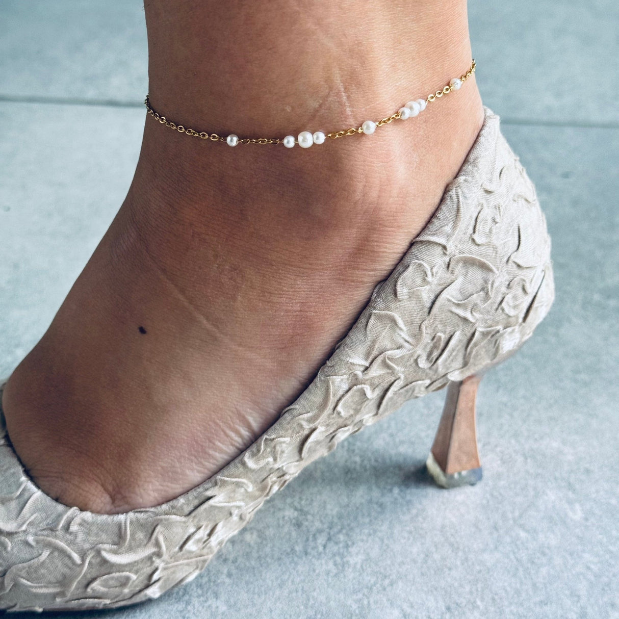 DIY Vandfast Ankelkæde – Stålfarvet Kæde & Hvide Perler - Uniq Perler - 8466788