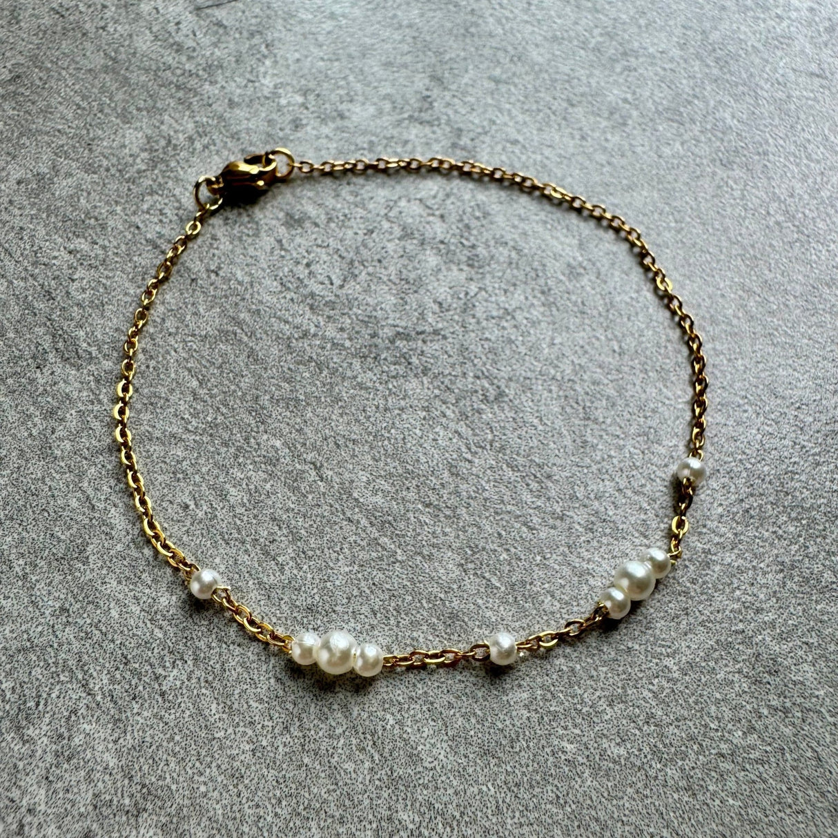 DIY Vandfast Ankelkæde – Stålfarvet Kæde & Hvide Perler - Uniq Perler - 8466788