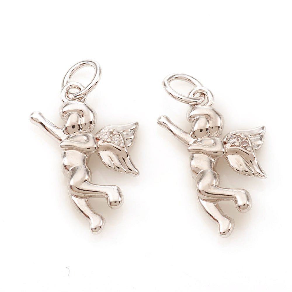 Engle Vedhæng i Messing med Mikro Fattet zirkonia – Platinfarvet (14x9mm) - Uniq Perler -