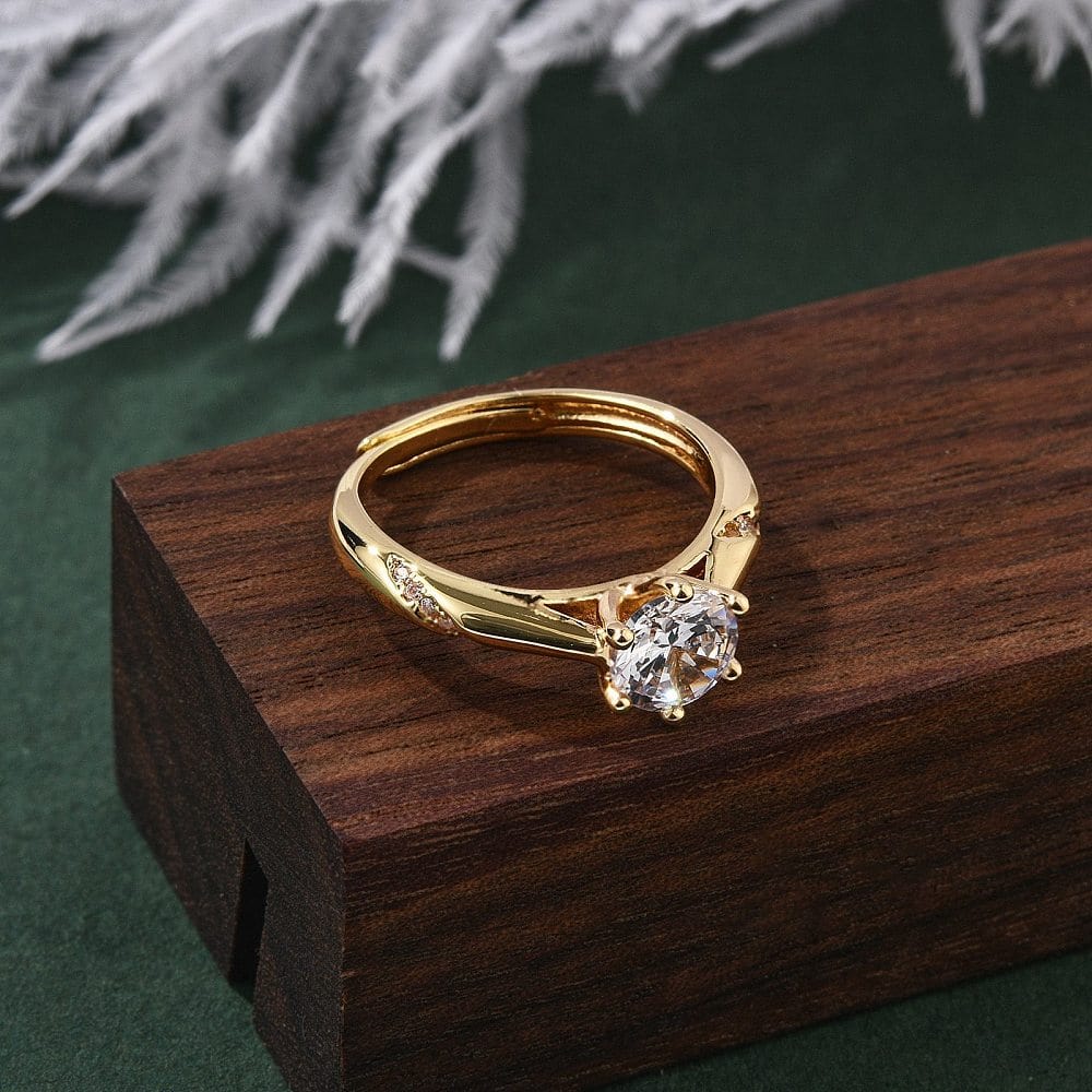 Enkel Og Forgyldt Regulerbar Ring Med Klar Zirkonia Sten - Uniq Perler - 114571