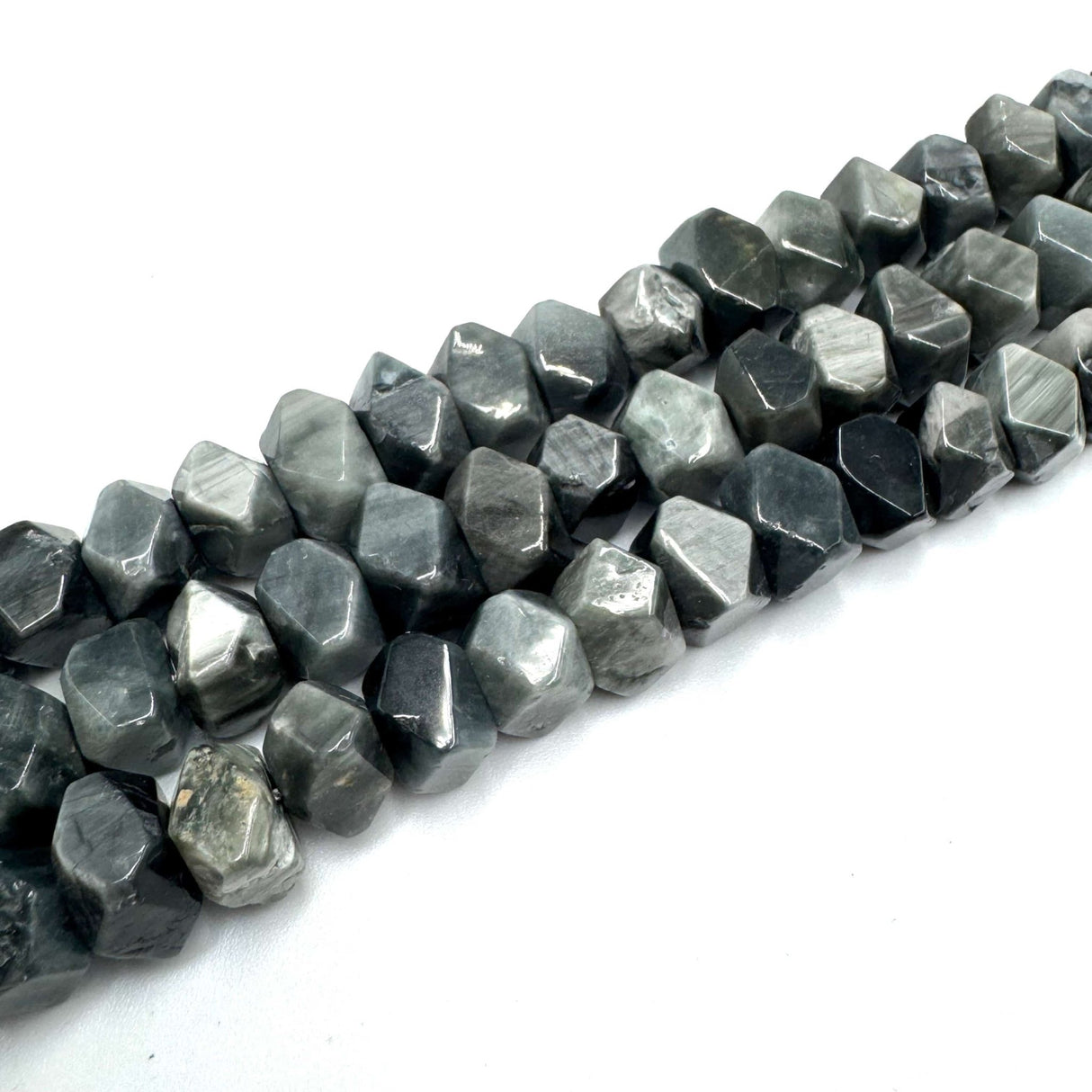 Falke Øje Sten – Facetteret, Kantet Nuggets (6x11mm) - Uniq Perler - 443322