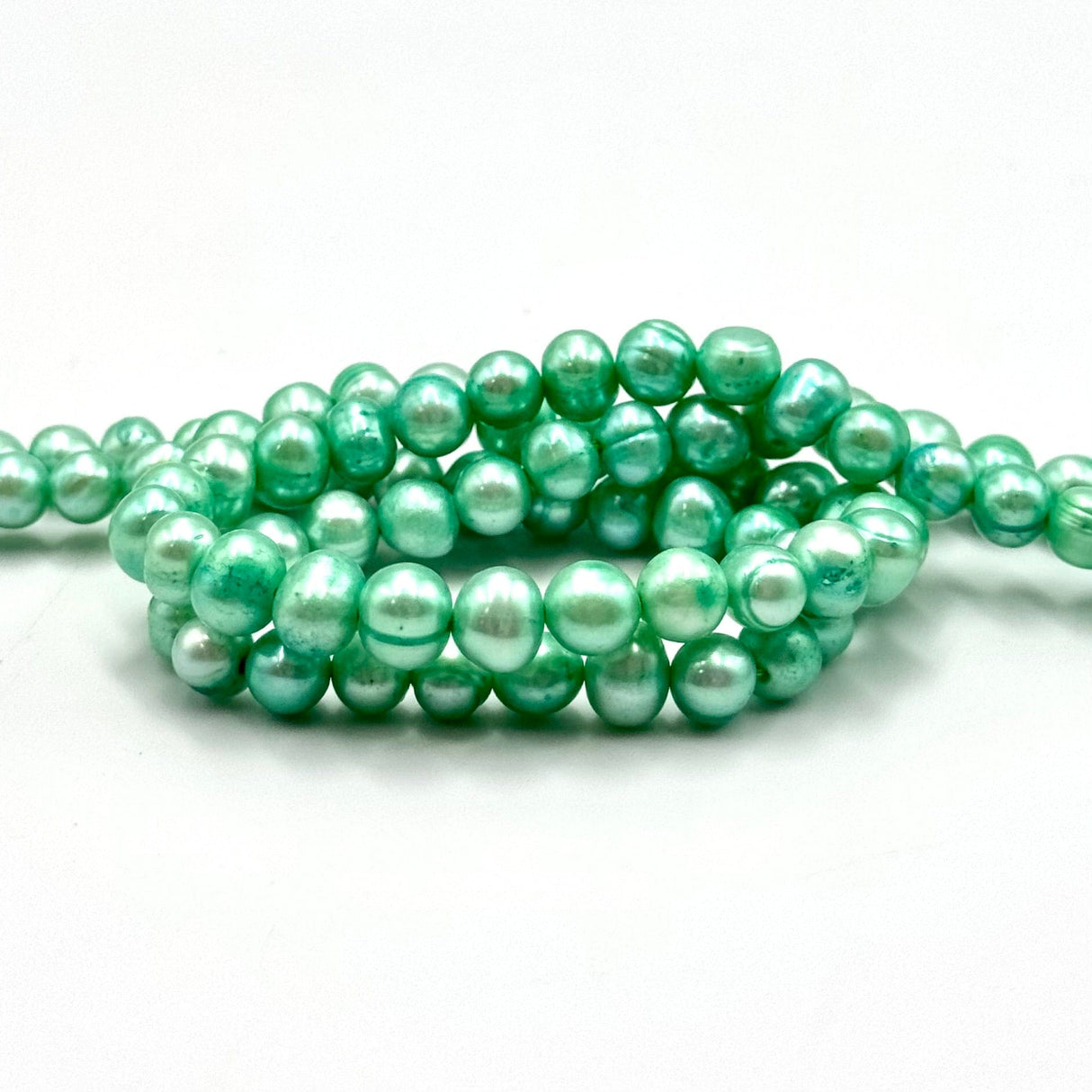 Farvet Ferskvandsperler, Grøn, 5 - 6mm (Enkelt Perle) - Uniq Perler - 234764