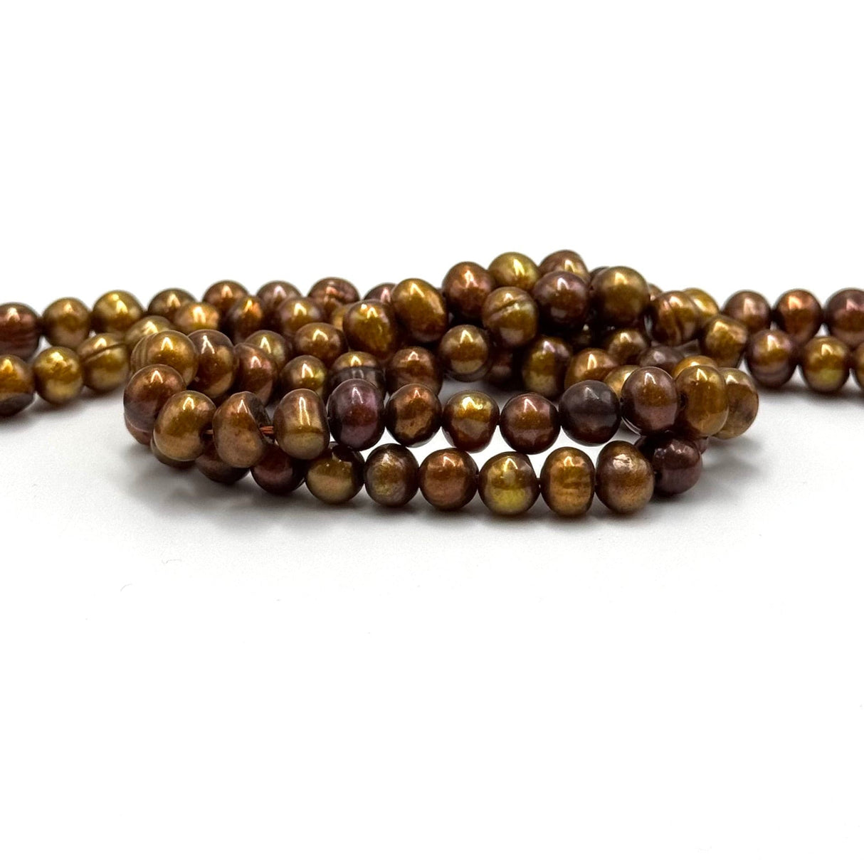 Farvet ferskvandsperler, Gylden brun str. 5 - 6mm (Enkelt Perle) - Uniq Perler - 641641