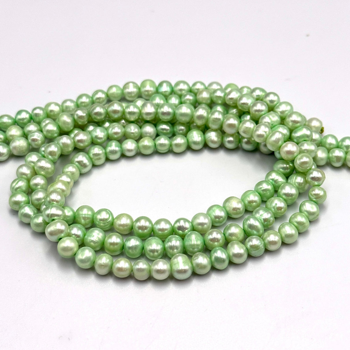 Farvet Ferskvandsperler, Lys Grøn, 5 - 6mm - Uniq Perler - 370277