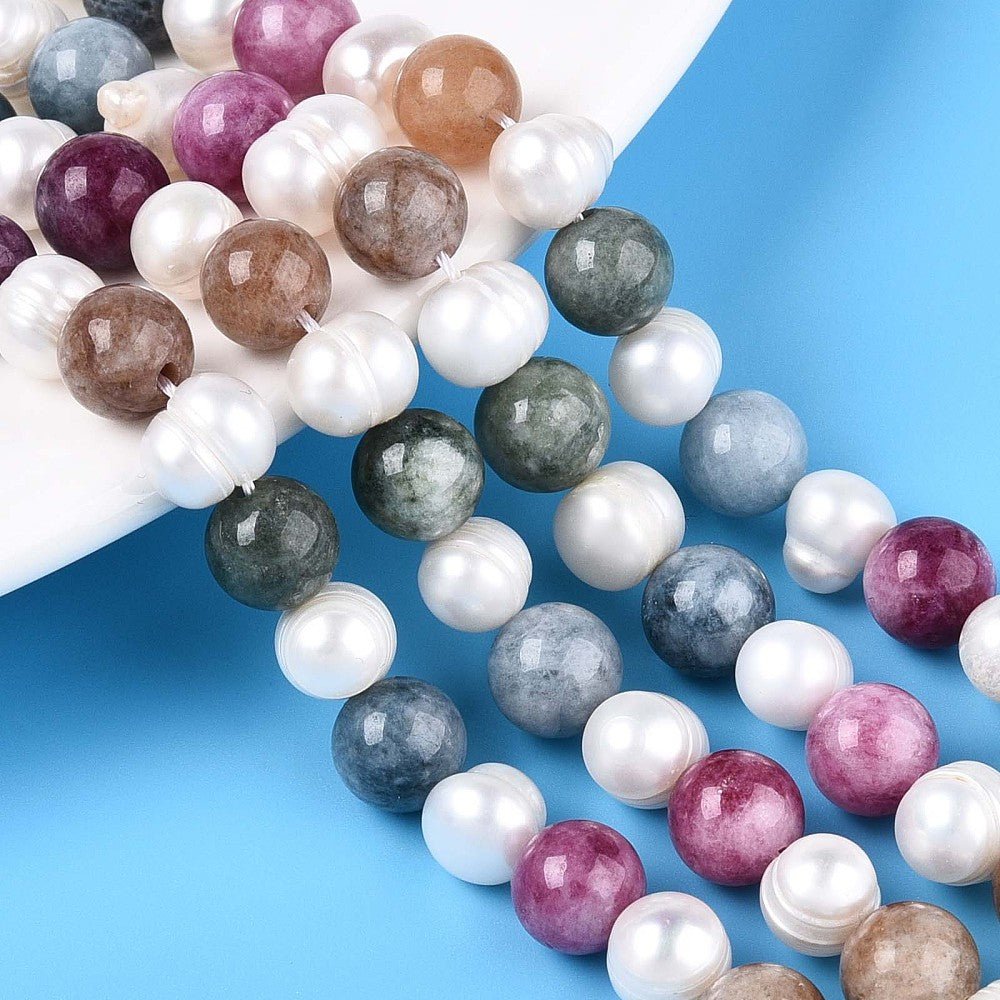 Farvet Naturlig Hvid Jade & Ferskvandsperler – Runde/Patato Perler (8~9mm, Streng) - Uniq Perler -