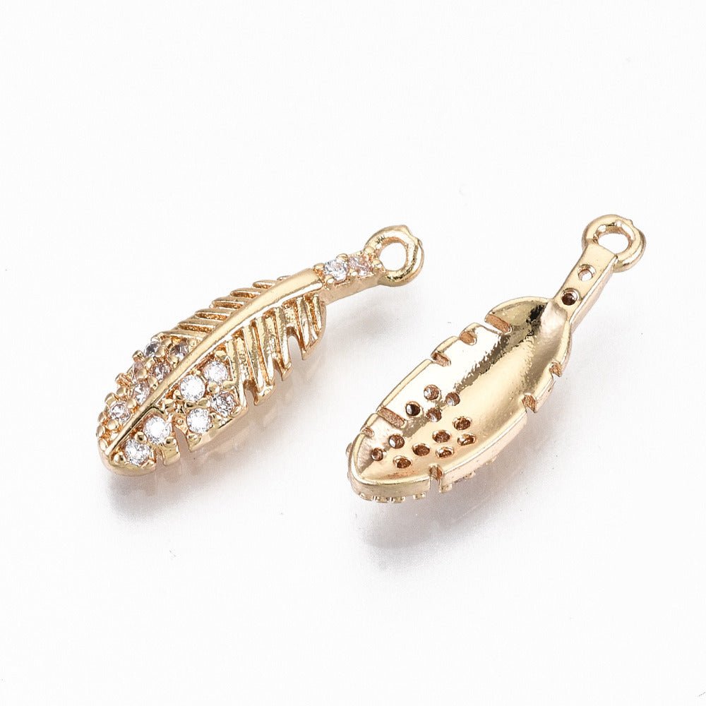 Feder Anhänger mit Zirkonia – Langlebige Vergoldung (17x5x2,5mm) 2 Stk. - Uniq Perler - 117076