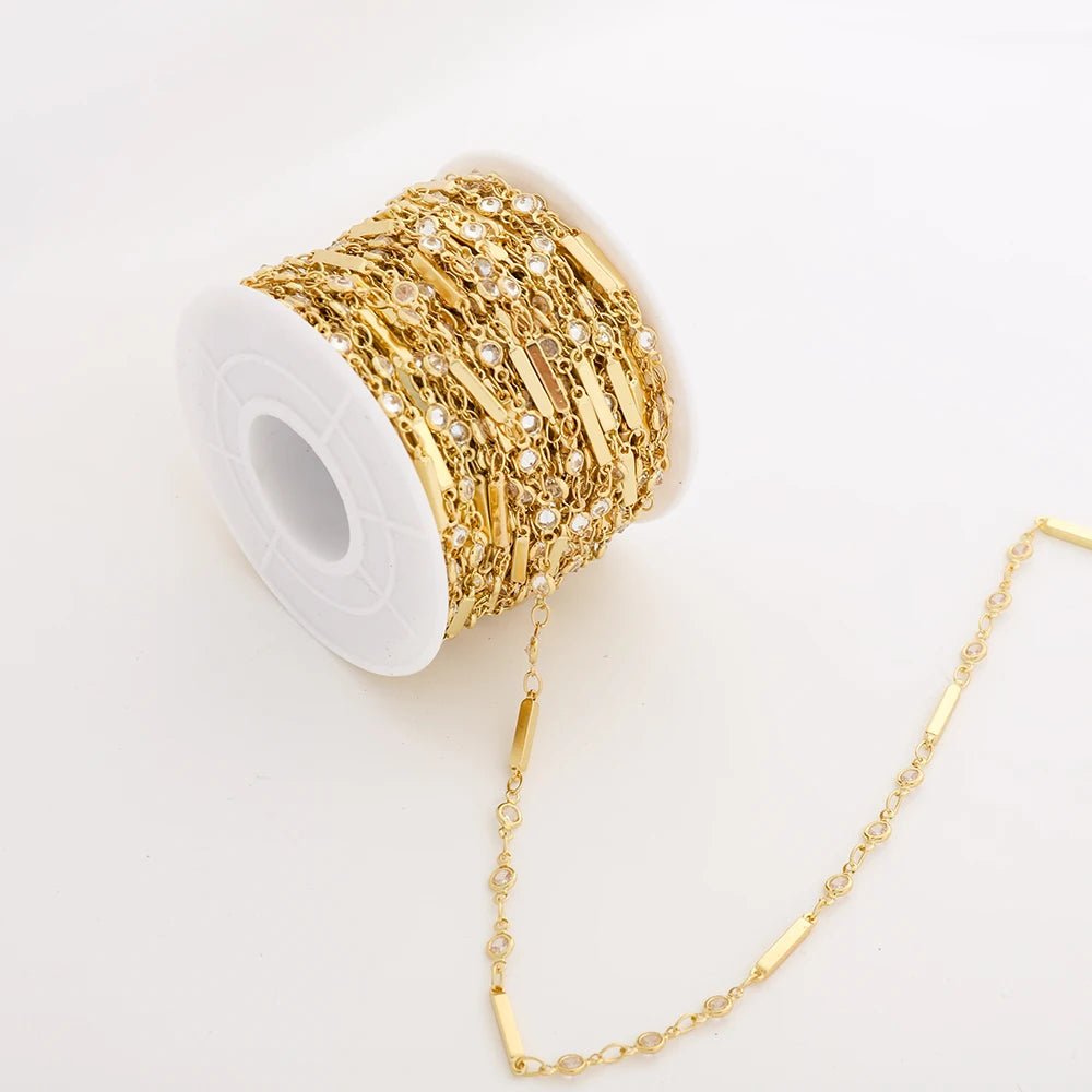 Forgyldt Messing Kæde – Håndlavet med Zirkonia Sten (1 Meter) - Uniq Perler -