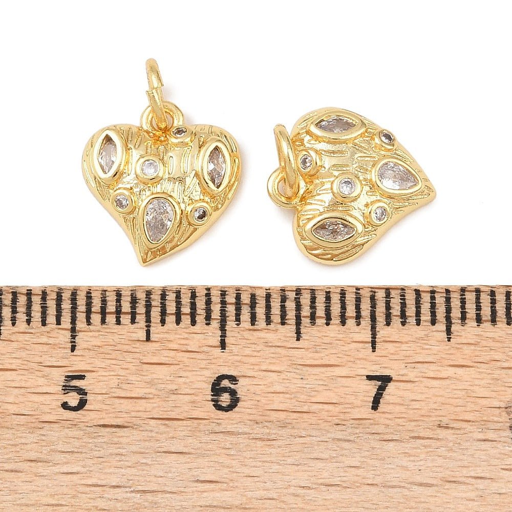 Hjerte Vedhæng Med Zirkonia Og Øsken – 18K Langtidsholdbar Forgyldt Messing (11,5x11x3mm) - Uniq Perler - 122576