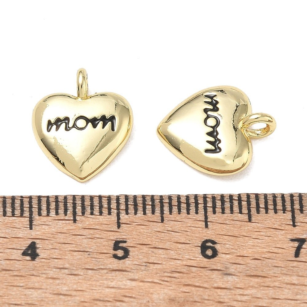 Hjerteformet Vedhæng Med Mom – Sort Emalje, 18K Langtidsholdbar Forgyldt Messing (14x12x4,5mm) - Uniq Perler - 123949