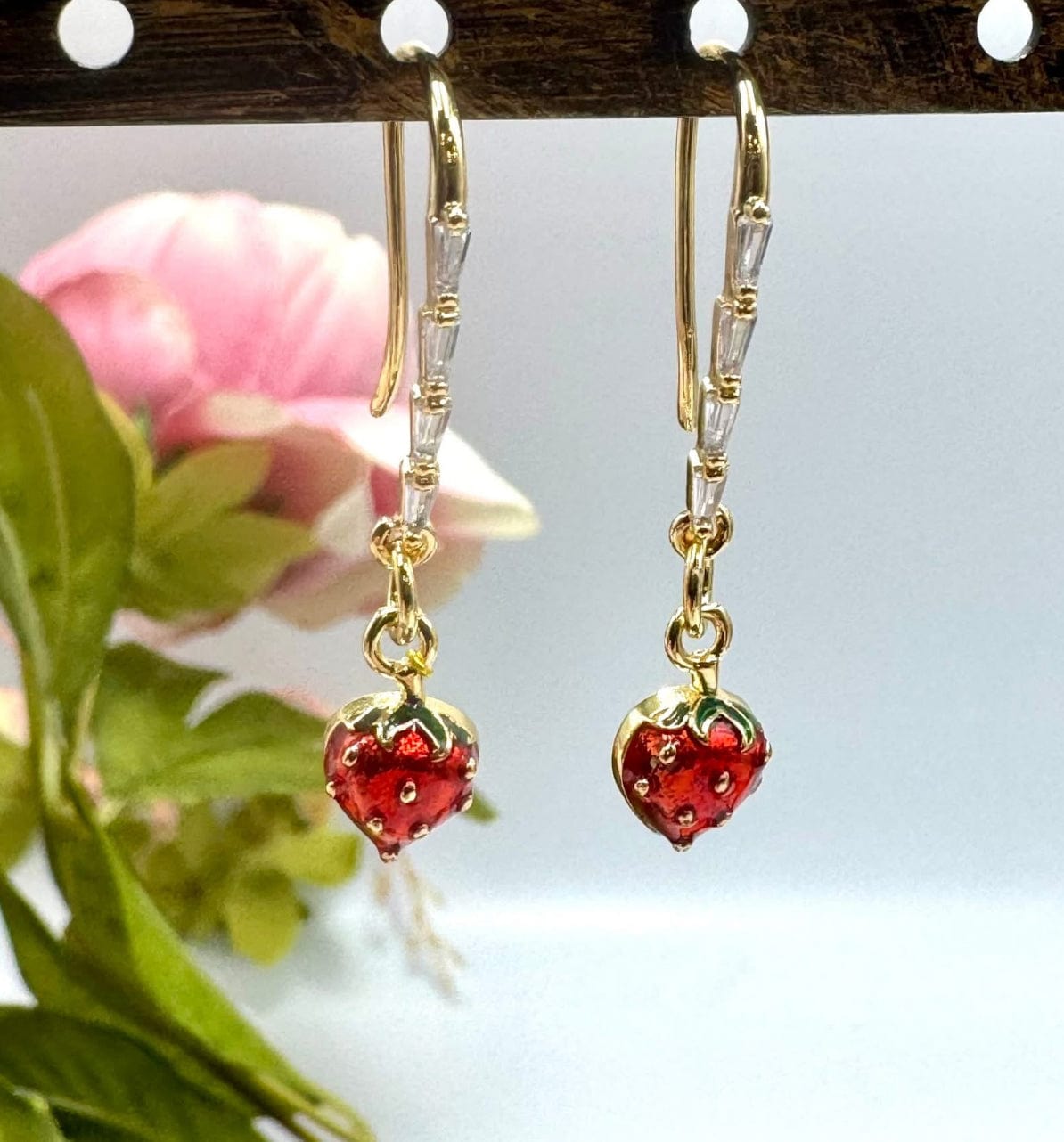 Jordbær Vedhæng, Langtidsholdbar Forgyldt Messing, (11,5x7mm) - Uniq Perler - 114166