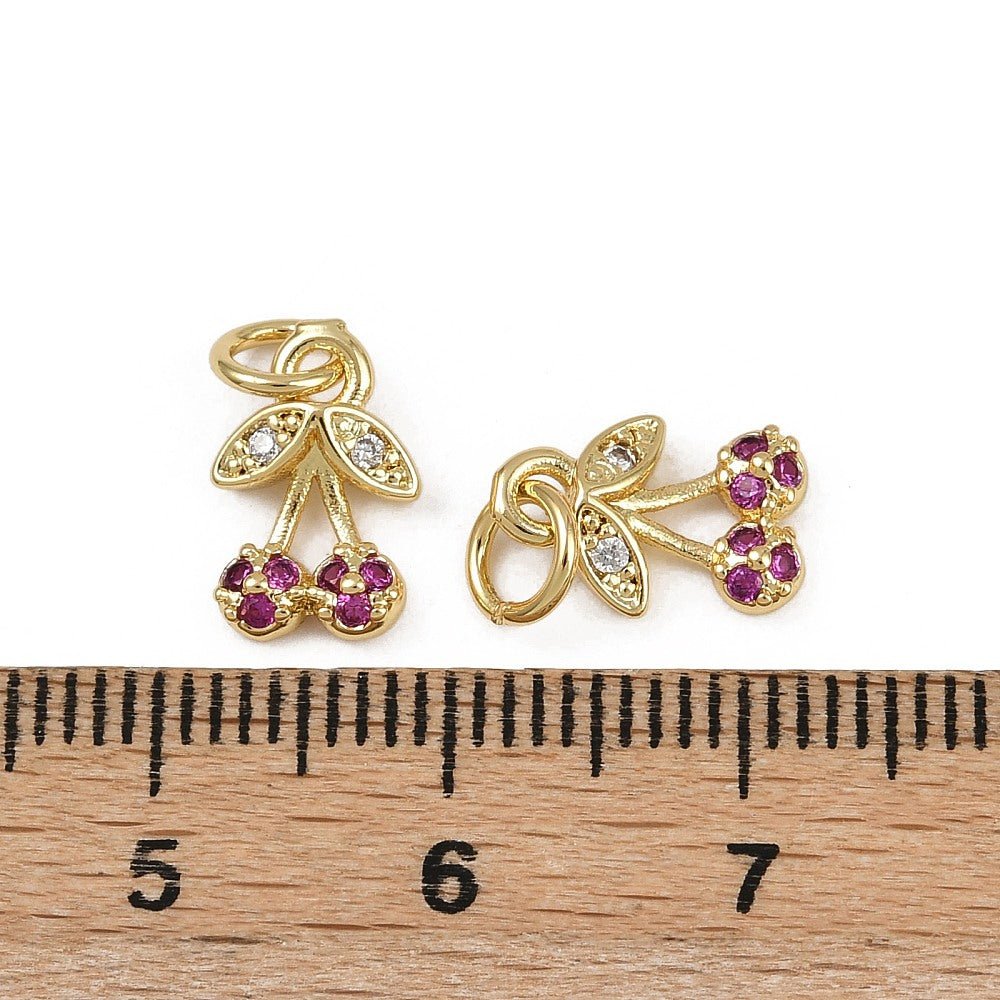 Kirsebær Vedhæng Med Zirkonia – Langtidsholdbar 18K Forgyldt Messing (11x7x2,5mm) - Uniq Perler - 118774