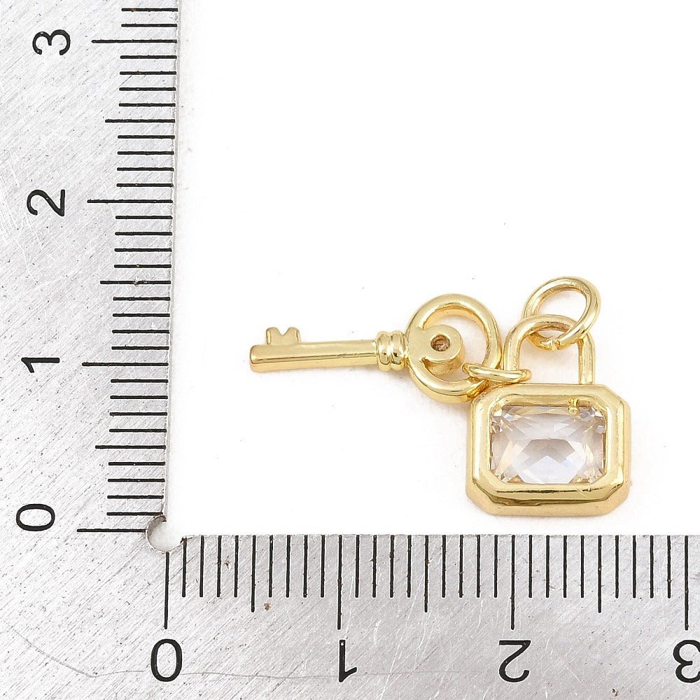 Lås & Nøgle Vedhæng Med Zirkonia – 18K Forgyldt Messing (12x10mm og 15x7mm) - Uniq Perler - 123050