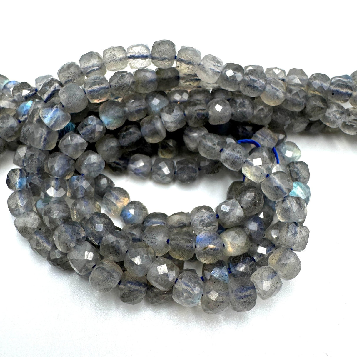 Labradorit Perler – Kubeformet Grade A (4x4 mm) - Uniq Perler - 725799