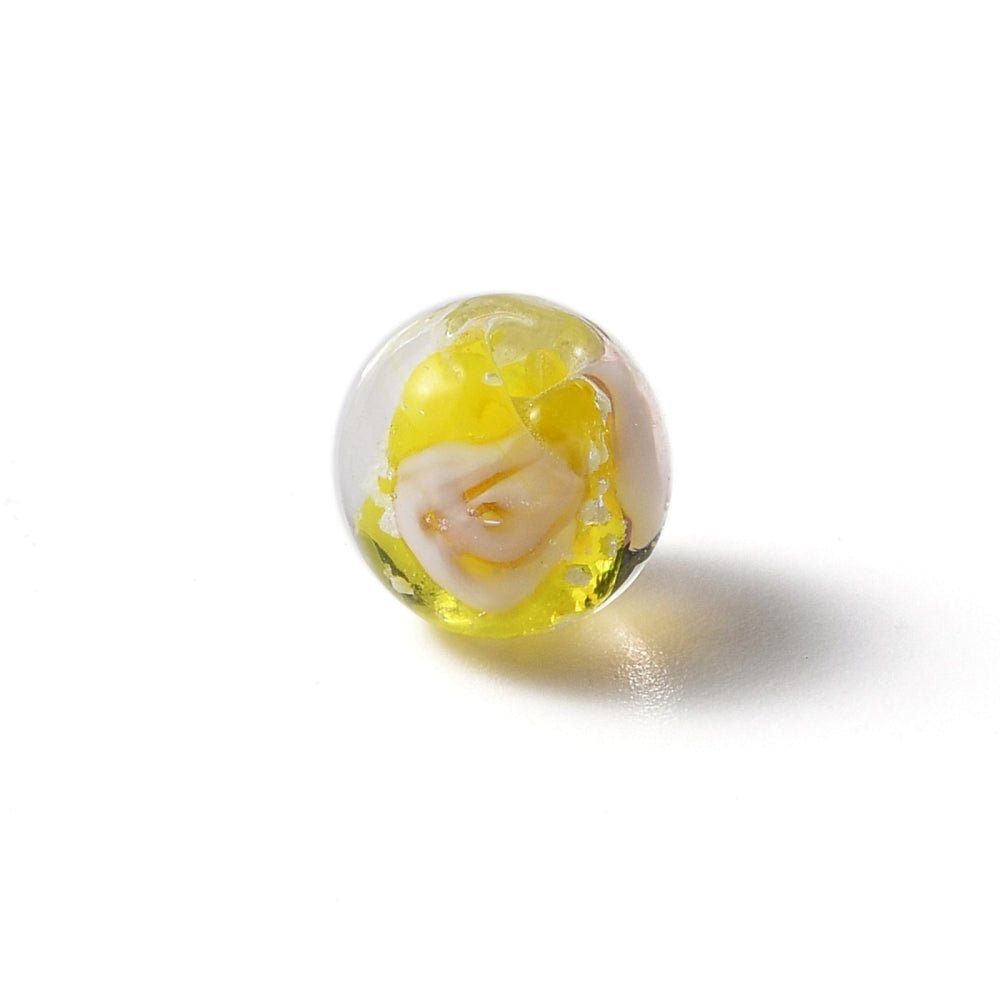 Lampwork glassperler – Gul med sølvfolie og blomst, runde (7,5 mm) 4 stk.