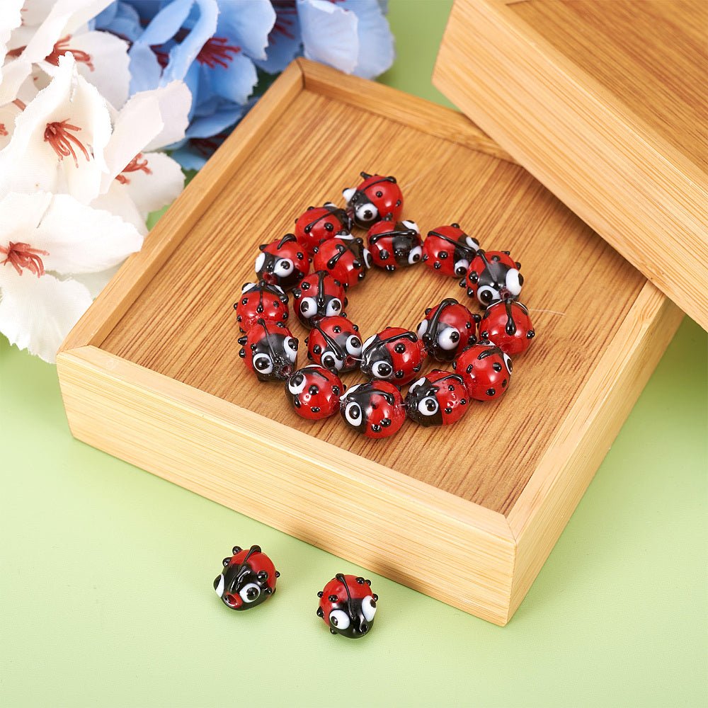 Lampwork Glasperler – Mariehøne, Rød (Ca. 10.5–14mm, 20 stk pr. streng) - Uniq Perler -