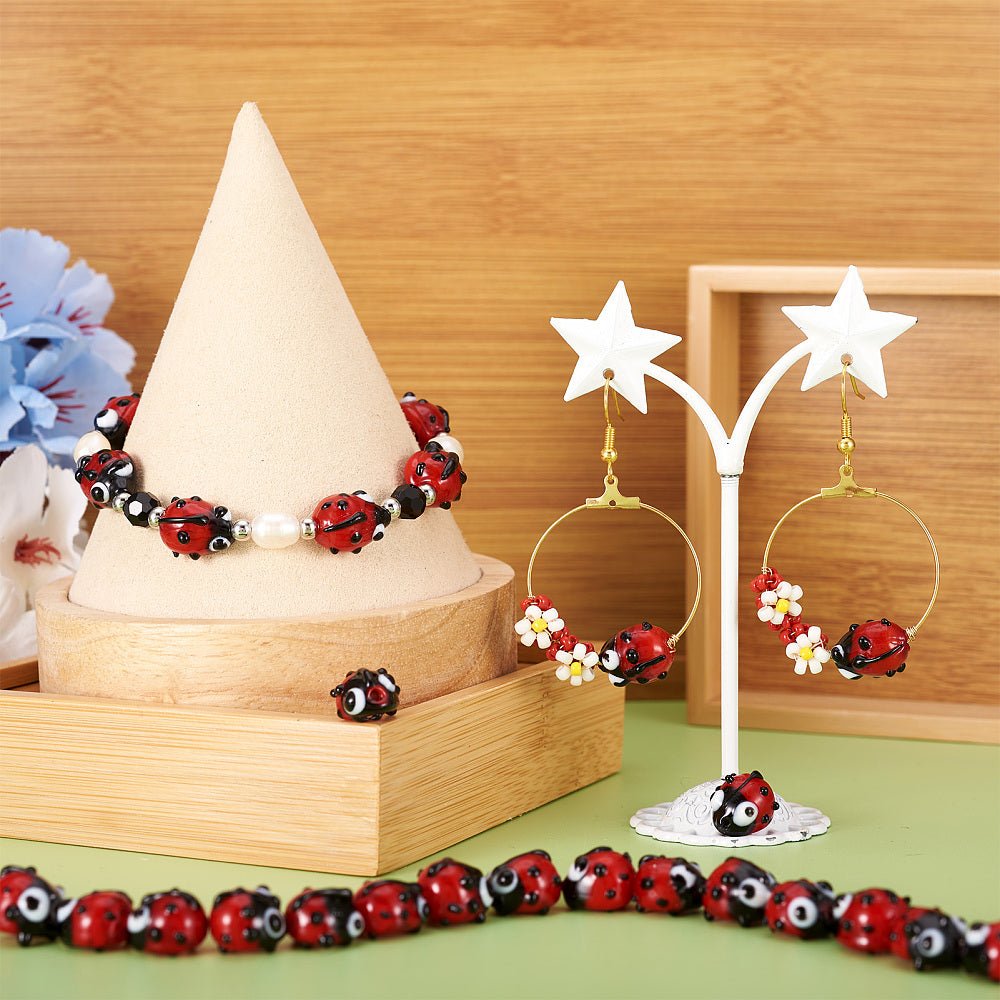 Lampwork Glasperler – Mariehøne, Rød (Ca. 10.5–14mm, 20 stk pr. streng) - Uniq Perler -