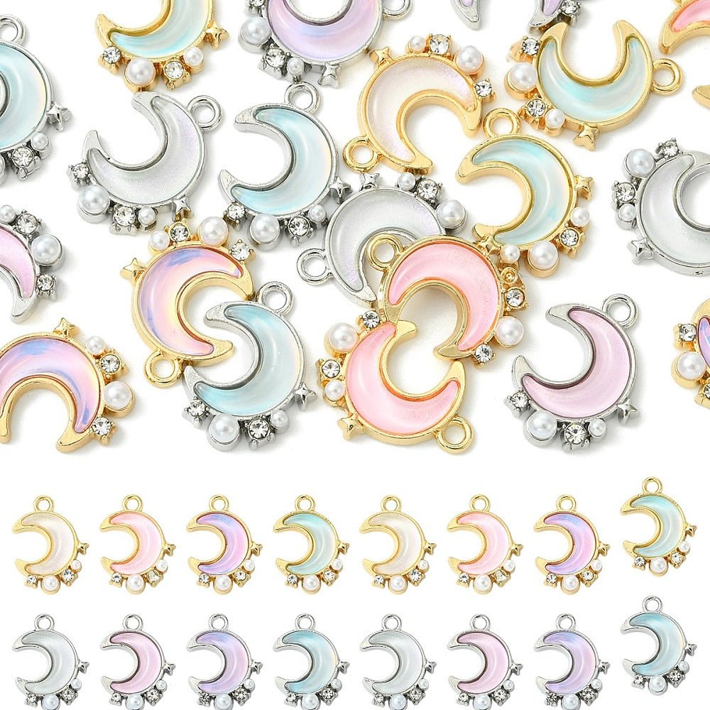 Måne Vedhæng – Platin Belagt, Med Rhinsten og Perler (18,5x13,5x4mm) 10 stk - Uniq Perler - 117507