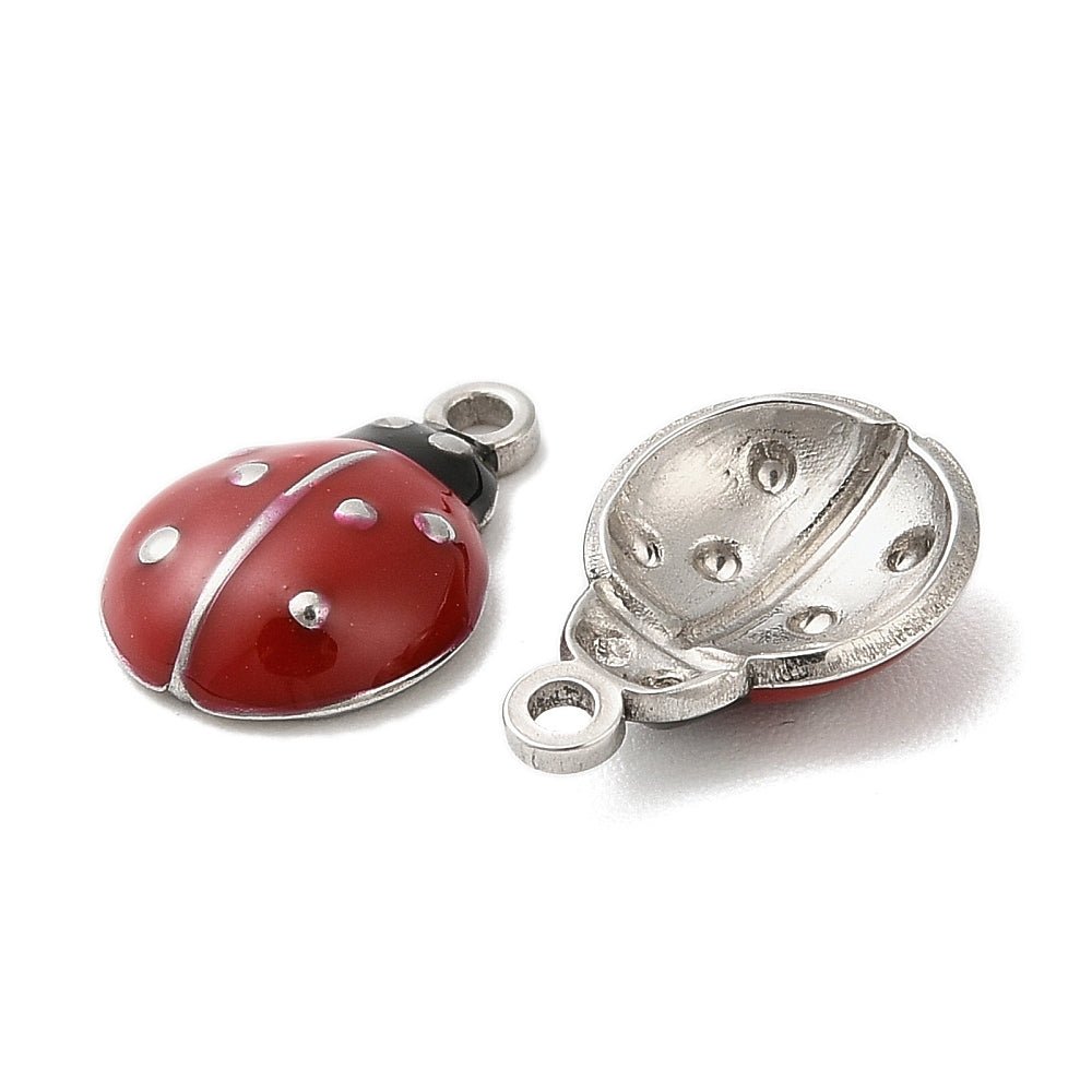 Mariehøne Vedhæng – Rød Emalje, Stål (12,5x8,5mm) 2 stk - Uniq Perler - 119797