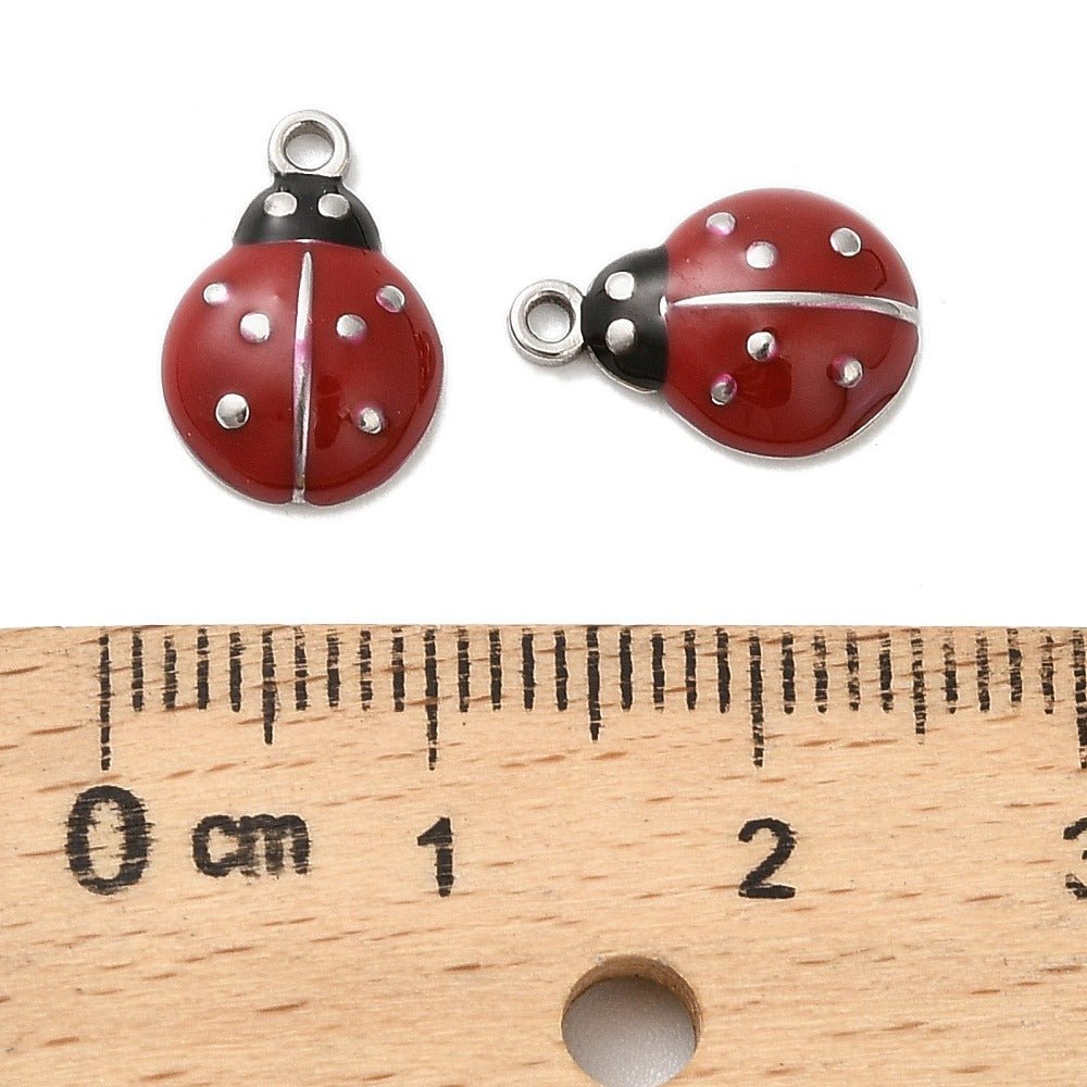 Mariehøne Vedhæng – Rød Emalje, Stål (12,5x8,5mm) 2 stk - Uniq Perler - 119797