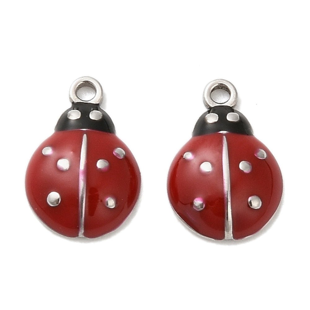 Mariehøne Vedhæng – Rød Emalje, Stål (12,5x8,5mm) 2 stk - Uniq Perler - 119797