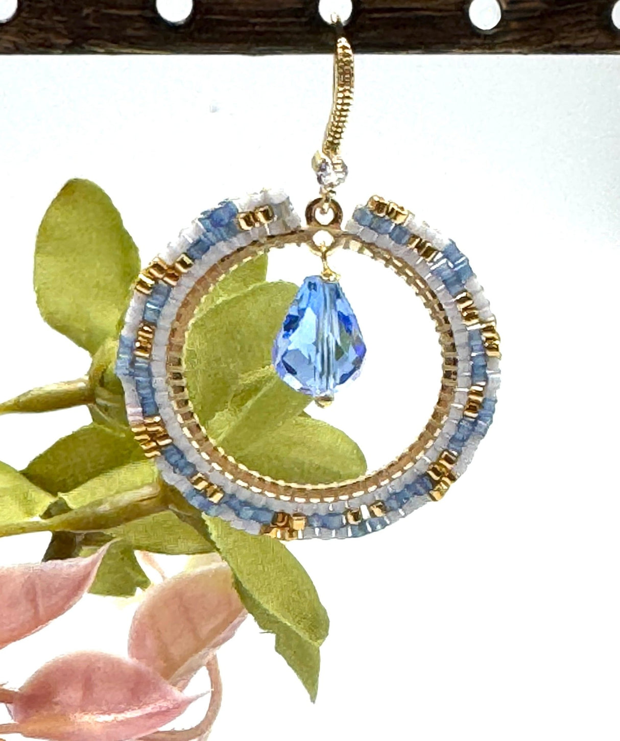 Miyuki E - Bog – Miyuki Øreringe Med Rund Ramme, Blå/Hvid/Guld (Ø35mm) - Uniq Perler - 786246