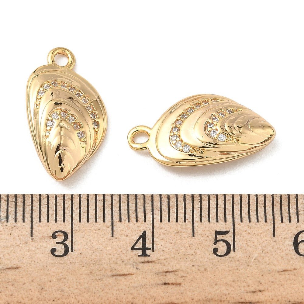 Muslingeskal Vedhæng Med Zirkonia – 18K Forgyldt Messing (19x10x4mm) - Uniq Perler - 120875