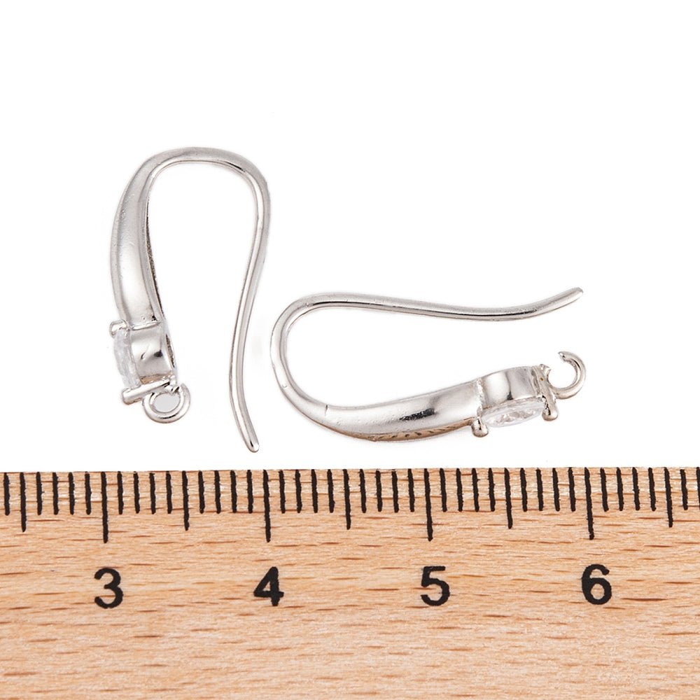 Ørekroge Med Zirkonia – Langtidsholdbar Platinbelagt Messing (19x4mm) - Uniq Perler - 123912