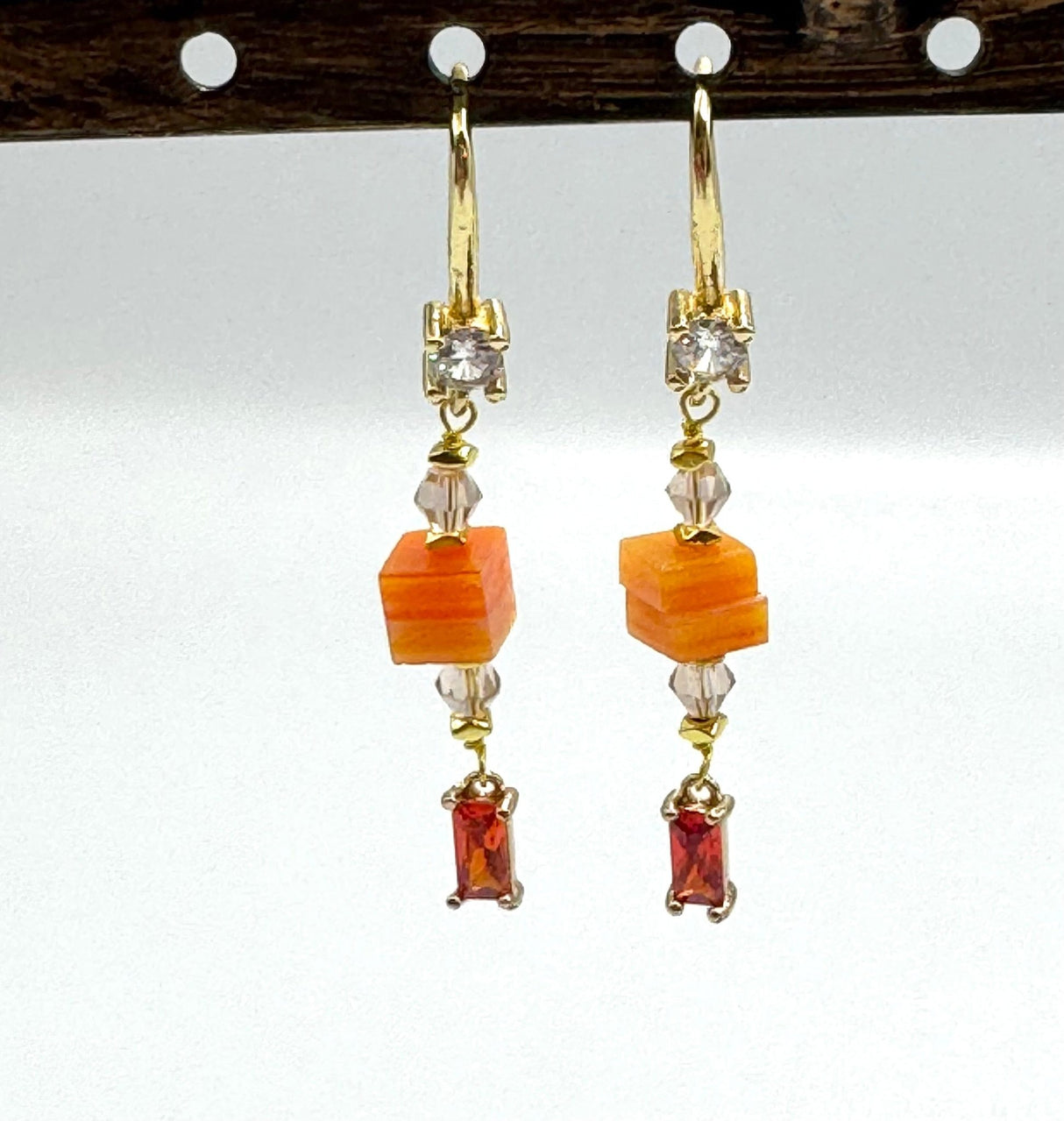 Ørekroge med Klare Zirkonia Sten, 18K Forgyldt, (19x4,5 mm) - Uniq Perler - 115003