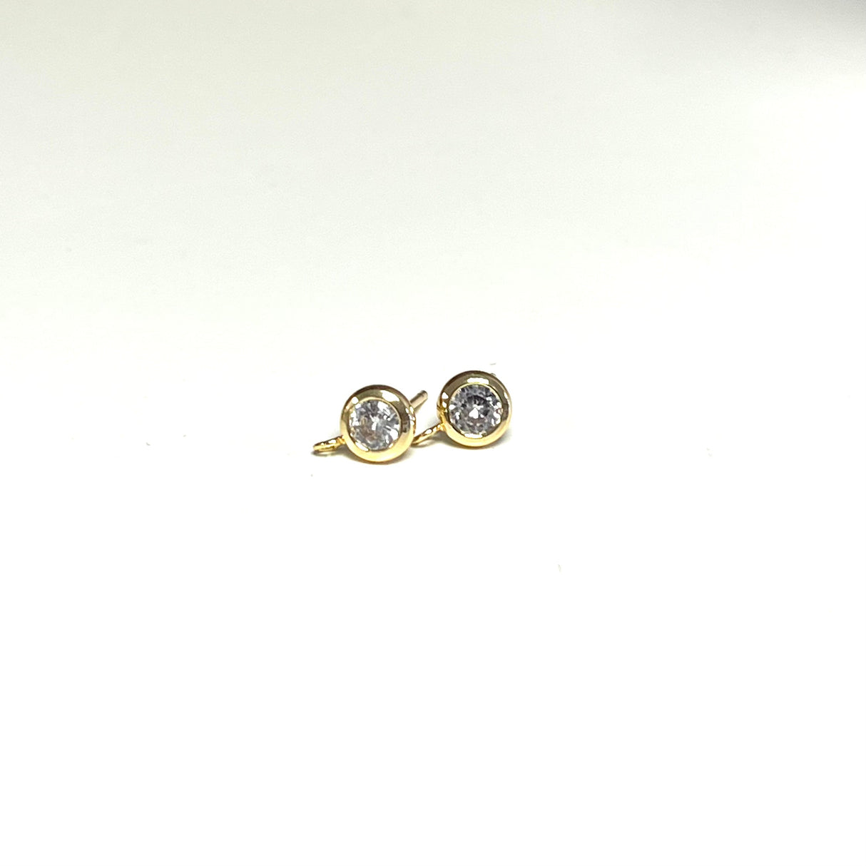 Pandawhole ørestikkere AUKTION A......1 par forgyldte ørestikkere med klar zirkonia sten