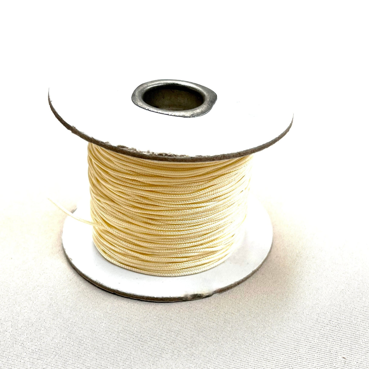 Polyester Tråd – Sart Gul (1mm), 100m - Uniq Perler - 654456