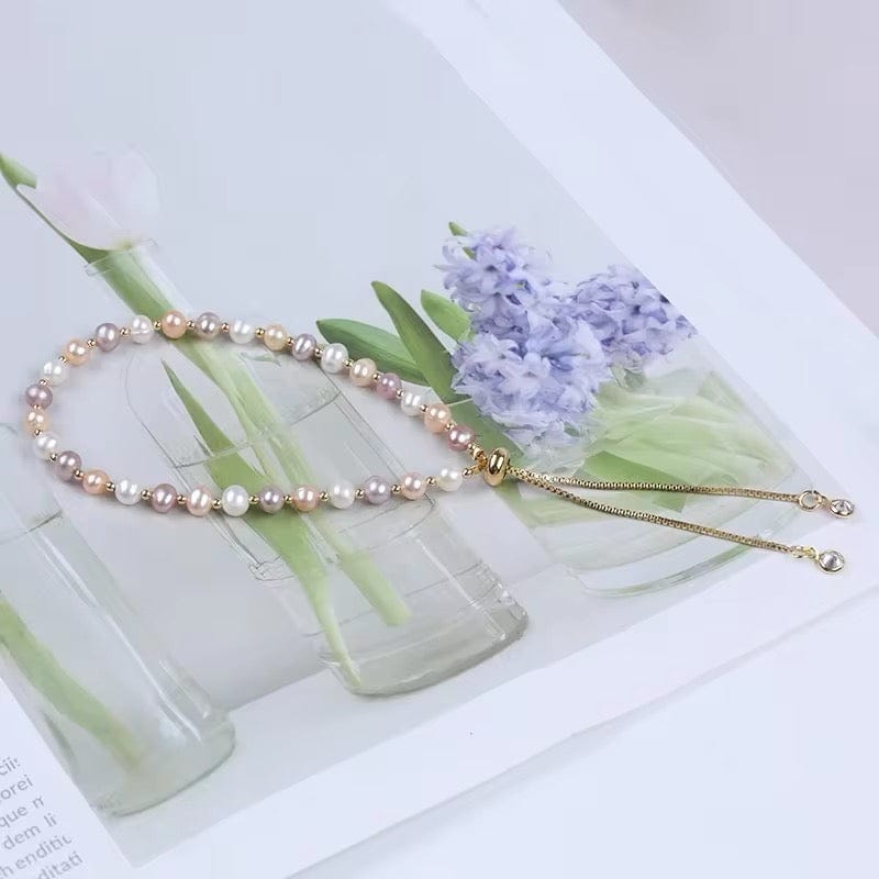 Regulerbar Armbånd med Ferskvandsperler - Pastel Nuancer, (19,5cm) - Uniq Perler - 853578