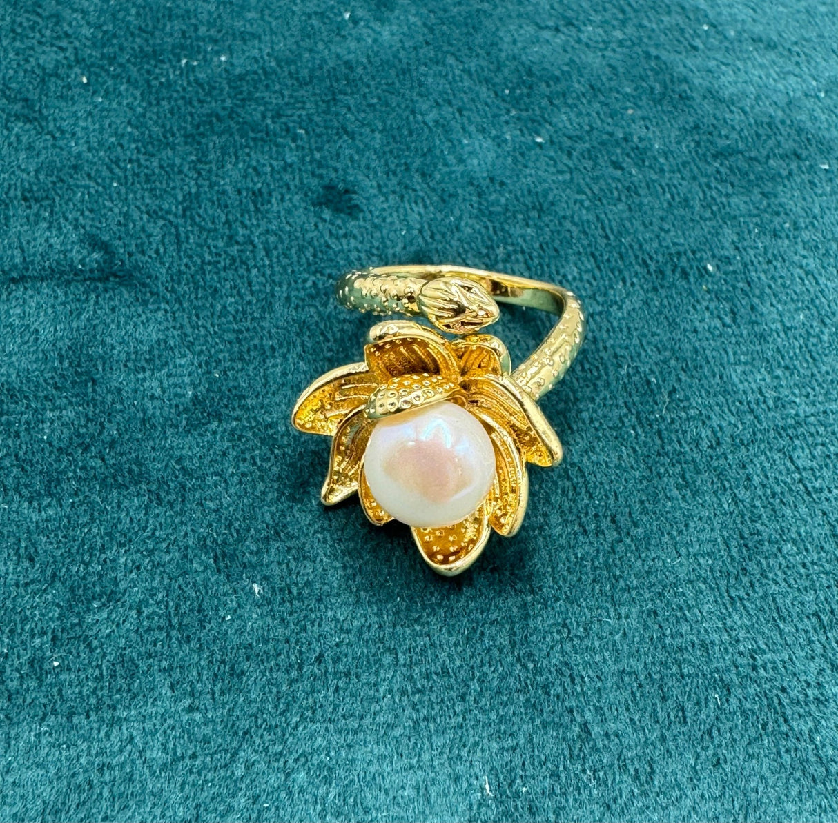 Regulerbar Og Forgyldt Ring Med Lotus Blomst Og Hvid Ferskvandsperle - Uniq Perler - 451232