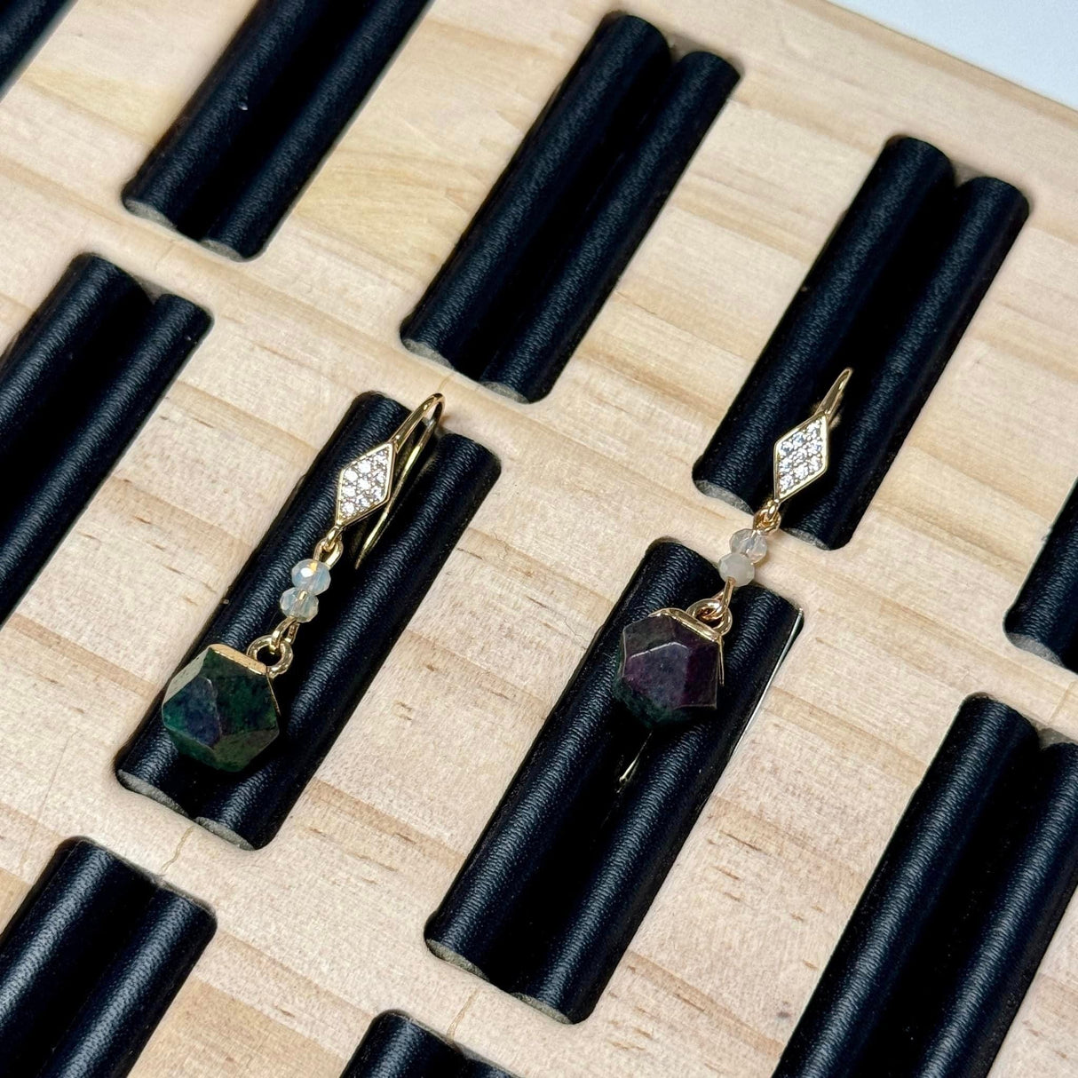 Rubin I Zoisit Vedhæng – Forgyldt Top (12x10mm) - Uniq Perler - 1111490445