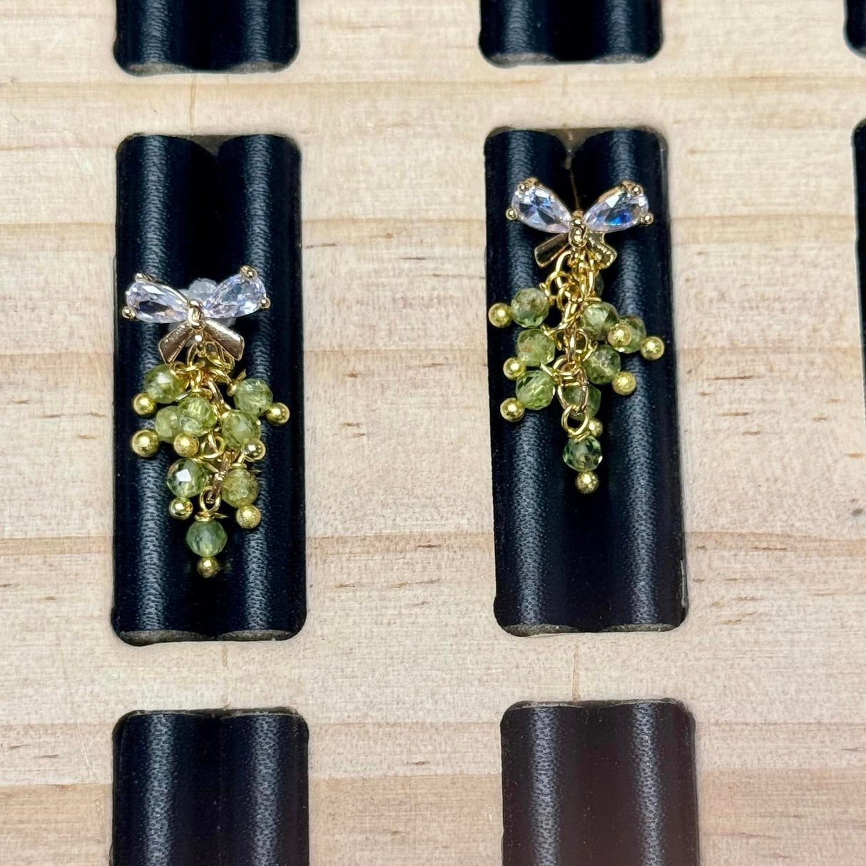 Sløjfe Ørestikkere Med Klare Zirkonia Sten, Forgyldt, 7x11mm - Uniq Perler - 111634