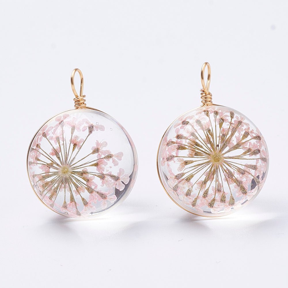 Tørrede Blomster Vedhæng – 18K Forgyldt Messing, Pink (19x14mm) - Uniq Perler - 118658