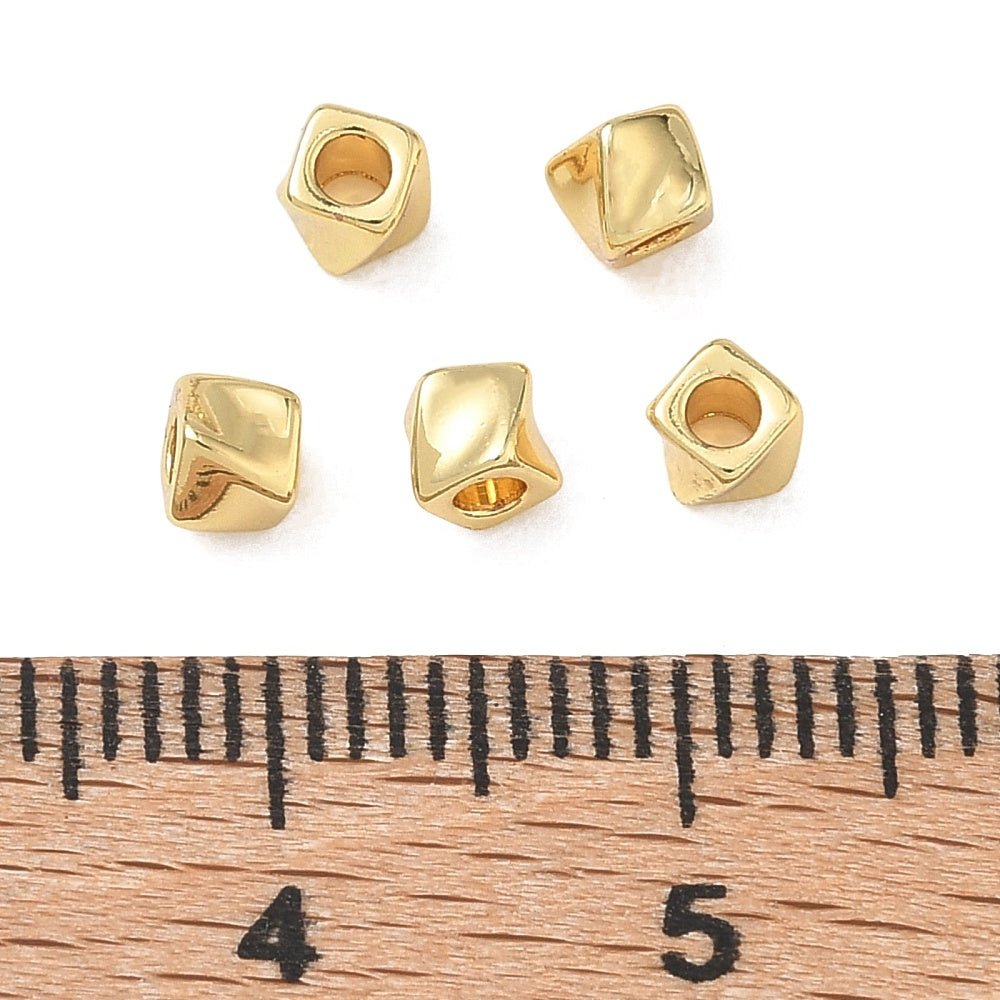 Twistede Perler – 18K Langtidsholdbar Forgyldt Messing (3,5x3,5x3mm) 6 stk. - Uniq Perler - 122564