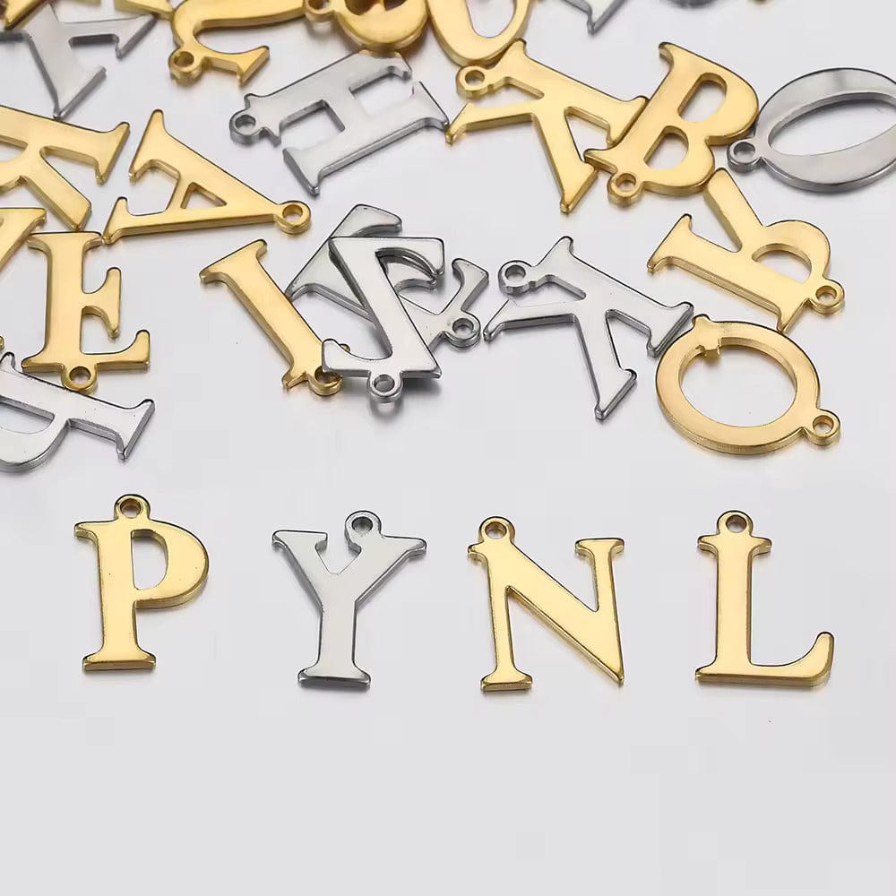 Vandfast Bogstav Vedhæng – Forgyldt Stål (12x7mm) - Uniq Perler - 112111