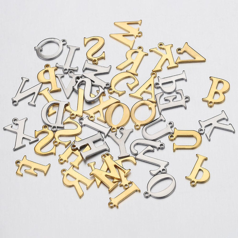 Vandfast Bogstav Vedhæng – Forgyldt Stål (12x7mm) - Uniq Perler - 112111