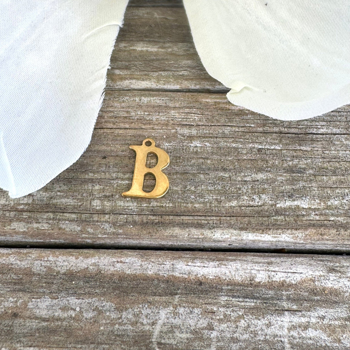 Vandfast Bogstav Vedhæng – Forgyldt Stål (12x7mm) - Uniq Perler - 112112