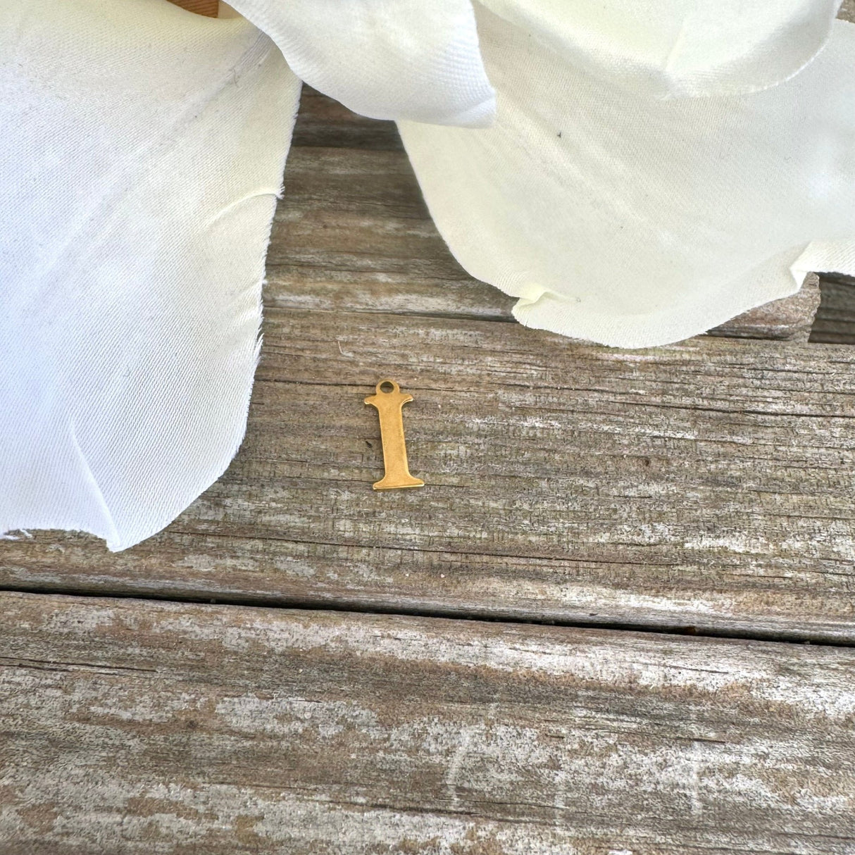 Vandfast Bogstav Vedhæng – Forgyldt Stål (12x7mm) - Uniq Perler - 112119