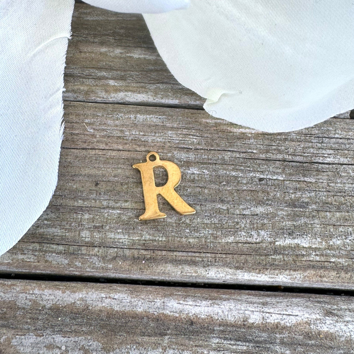 Vandfast Bogstav Vedhæng – Forgyldt Stål (12x7mm) - Uniq Perler - 112128