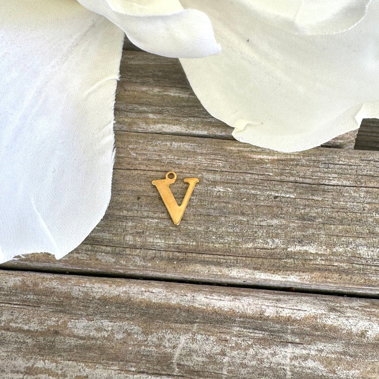 Vandfast Bogstav Vedhæng – Forgyldt Stål (12x7mm) - Uniq Perler - 112133